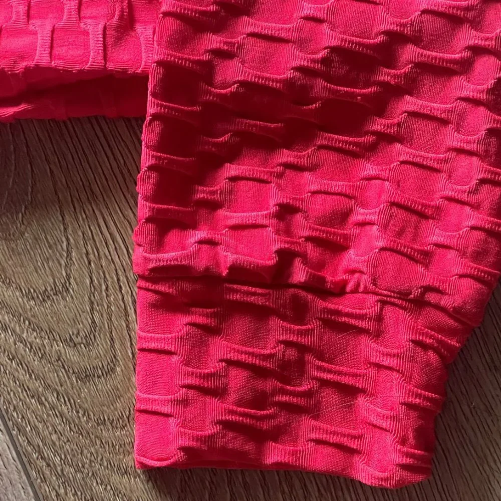 Sweatshirt Women's, L Red with long-sleeved hood, pockets, and zipper closure. - Picture 6 of 7